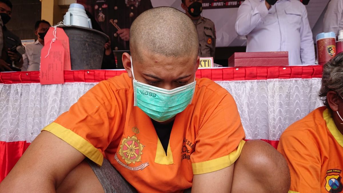 Tersangka bandar judi online di Lamongan saat gelar perkara di Polres setempat. (Foto: Adyad Ammy Iffansah/jatimnow.com)