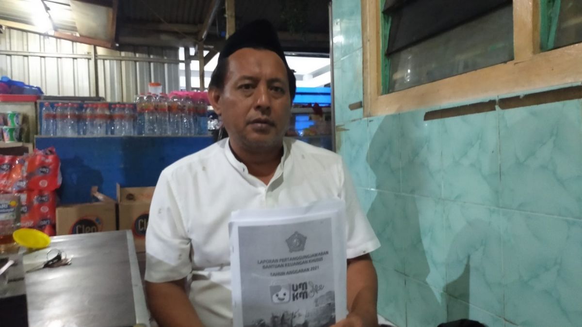 Jamil saat membawa berkas SPJ dan RAB tahun 2021. (Foto: Zainul Fajar/jatimnow.com)