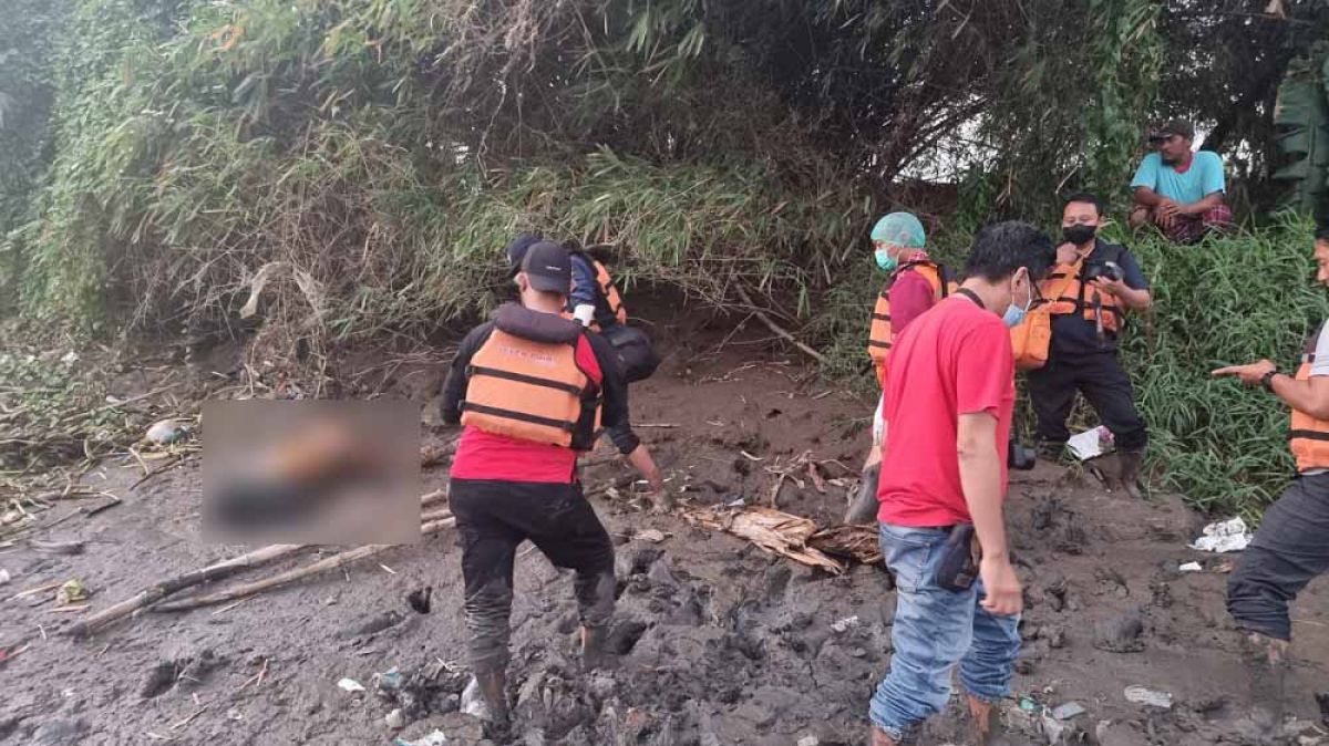 Penemuan mayat di pinggir sungai Desa Tambak Kalisogo (Foto: Polsek Jabon for jatimnow.com)
