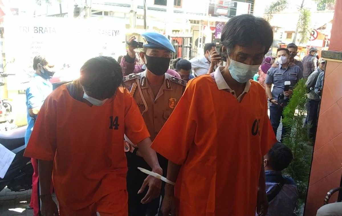 Tersangka penjual HP palsu diamankan polisi. (Foto: Zain Ahmad/jatimnow.com)