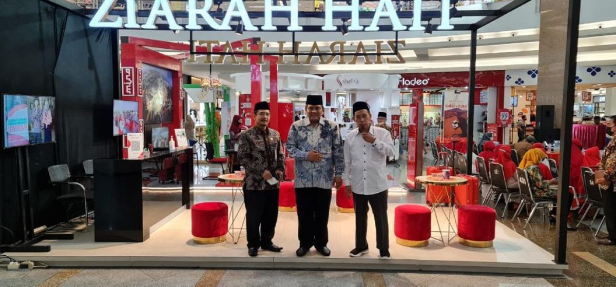 Stand Ziarah Hati Indonesia, Tour and Travel di Royal Plaza Surabaya (Foto: Aziz for jatimnow.com)