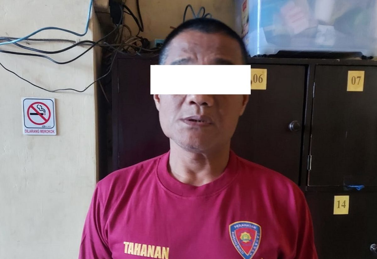 Tersangka Yuslimu, kepala desa yang menipu warganya. (Foto: Polres Pasuruan Kota)