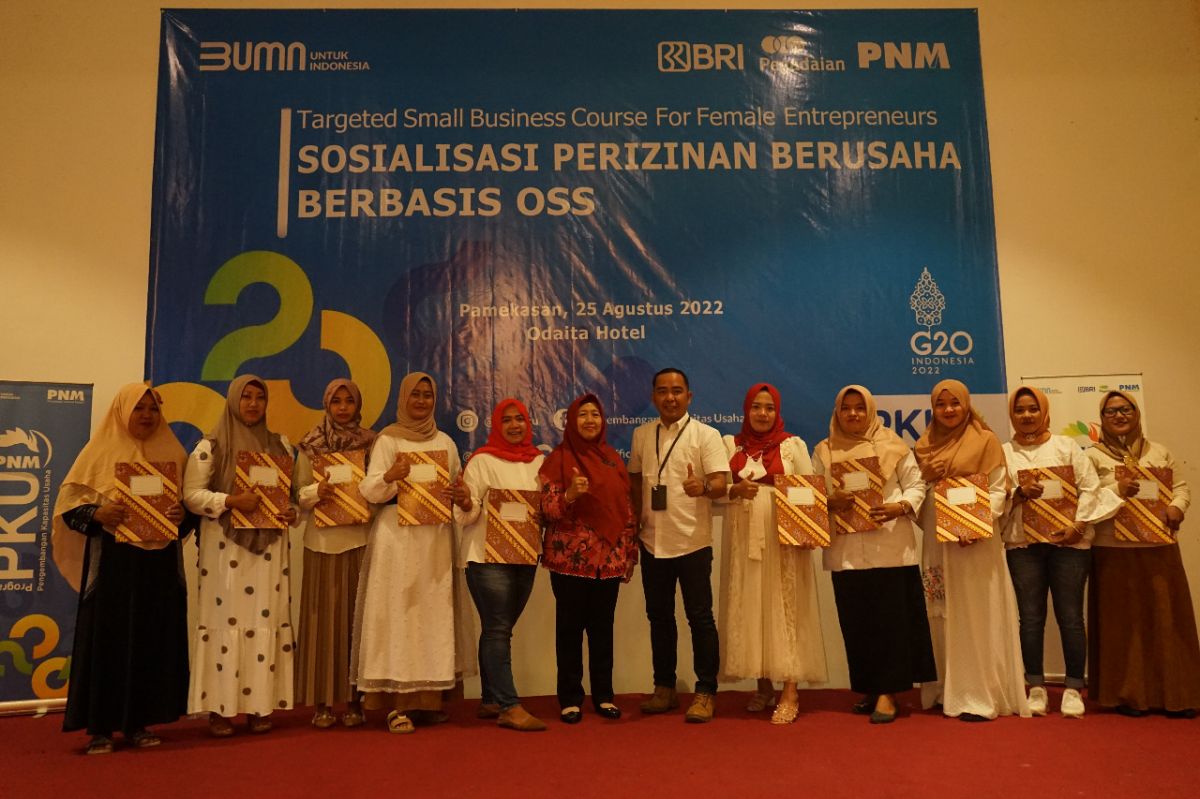 PNM Mekaar memberikan 10 NIB kepada nasabah usai memberikan sosialisasi pada Kamis (25/8/2022) di Hotel Odaita Pamekasan (Foto: Fathor Rahman/jatimnow.com)