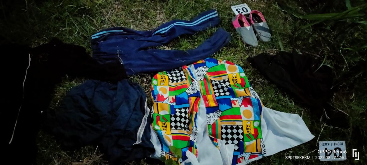 Barang-barang yang ditemukan di sekitar mayat wanita di lahan pertanian Jombang. (Polsek Bandarkedungmulyo)