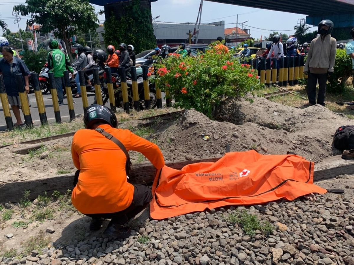 Proses evakuasi jenazah korban (Foto: Command Center 112 Surabaya)