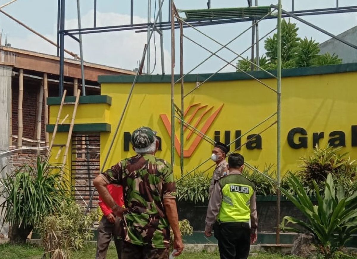 Lokasi korban tersetrum di depan perumahan Nabilla Graha. (Foto: Polsek Pandaan)