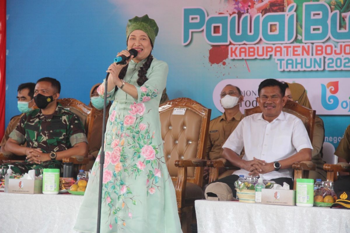 Bupati Anna Mu'awanah saat membuka acara Pawai Budaya. (Foto: MIsbahul Munir/jatimnow.com)