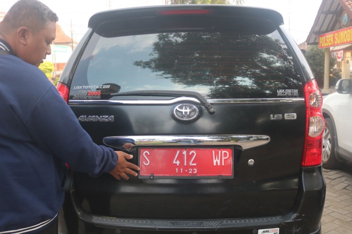 Mobil dinas yang dikemudikan Kabag Umum Setwan DPRD Jombang, Moh Bisri (Foto: Elok Aprianto/jatimnow.com)