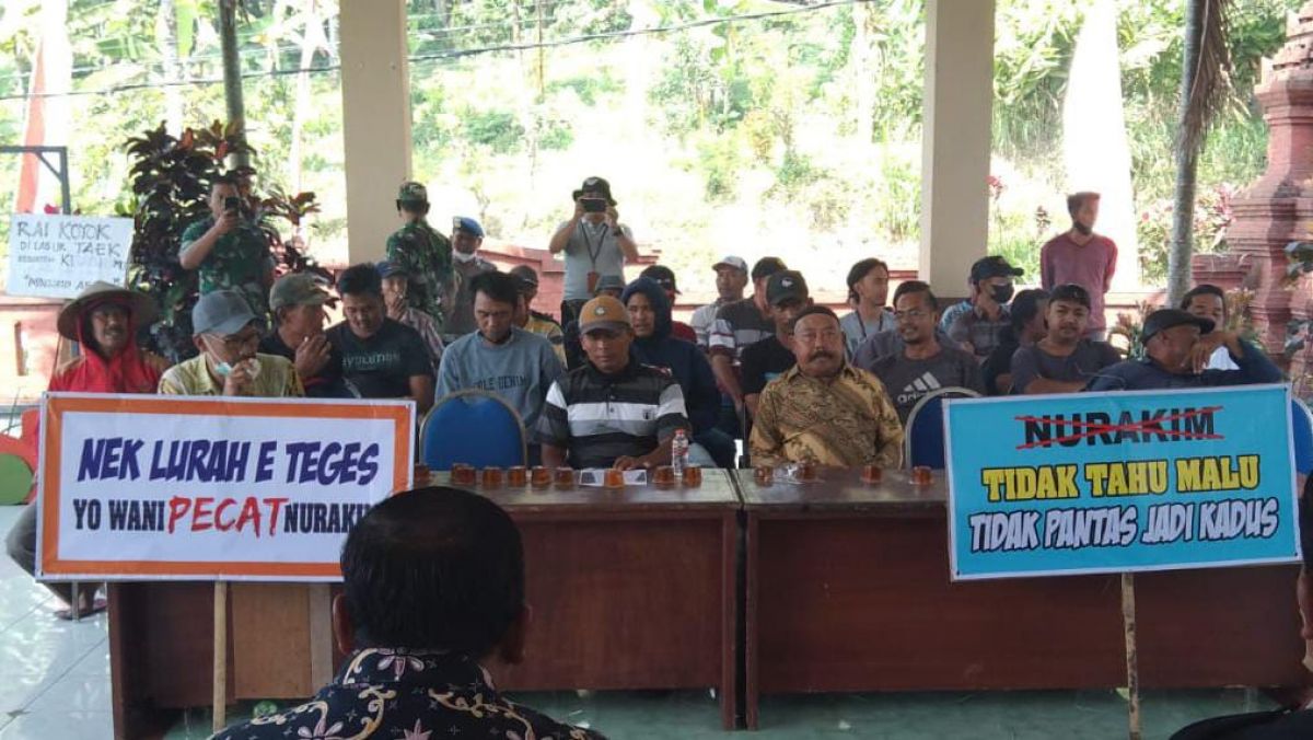 Warga saat melakukan tuntutan di Balai Desa Selotapak. (Foto: warga for jatimnow.com)
