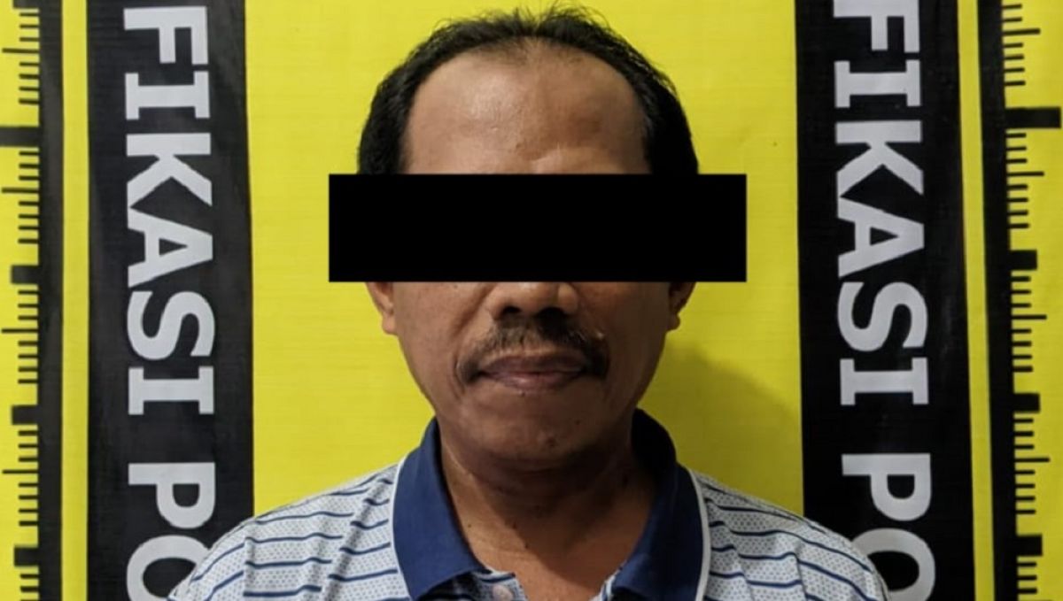 Pelaku penipuan pekerjaan yang bawa kabur motor korban saat diamankan di Polsek Bubutan. (Foto: Polsek Bubutan/jatimnow.com)