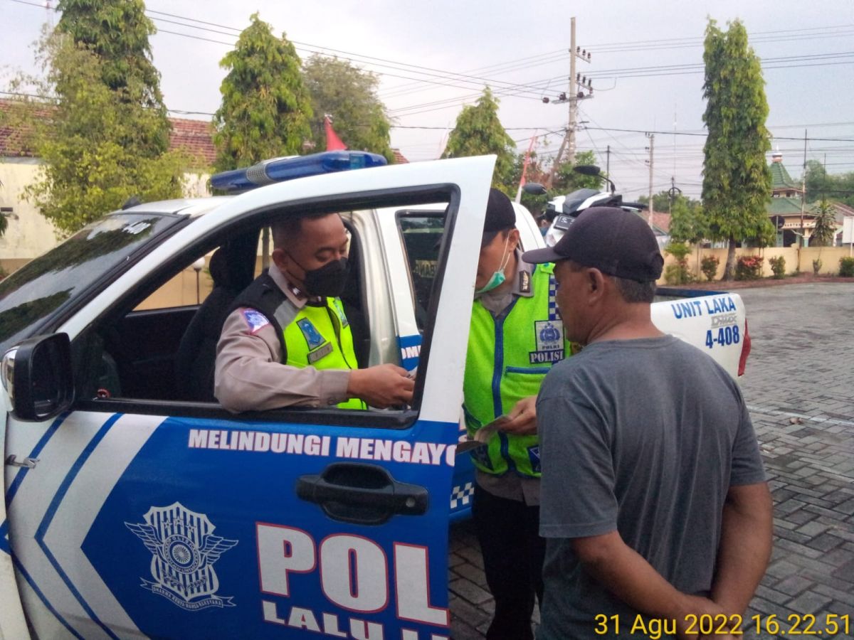 Polisi meminta keterangan sopir truk yang terlibat kecelakaan di Jombang (Foto: Elok Aprianto/jatimnow.com)