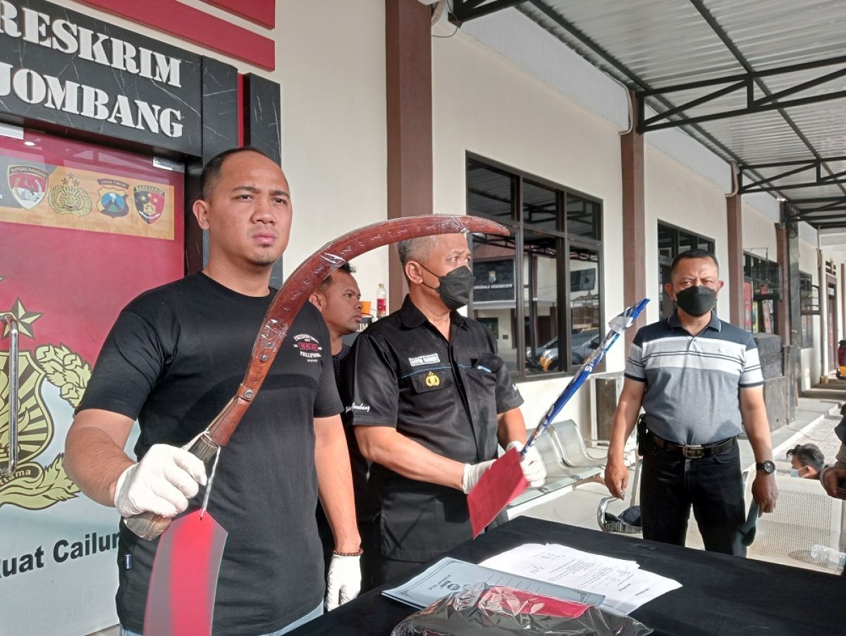 Kasat Reskrim Polres Jombang, AKP Giadi Nugraha saat menunjukkan senjata tajam yang diamankan dari para pelaku pembacokan. (Foto: Elok Aprianto/jatimnow.com)
