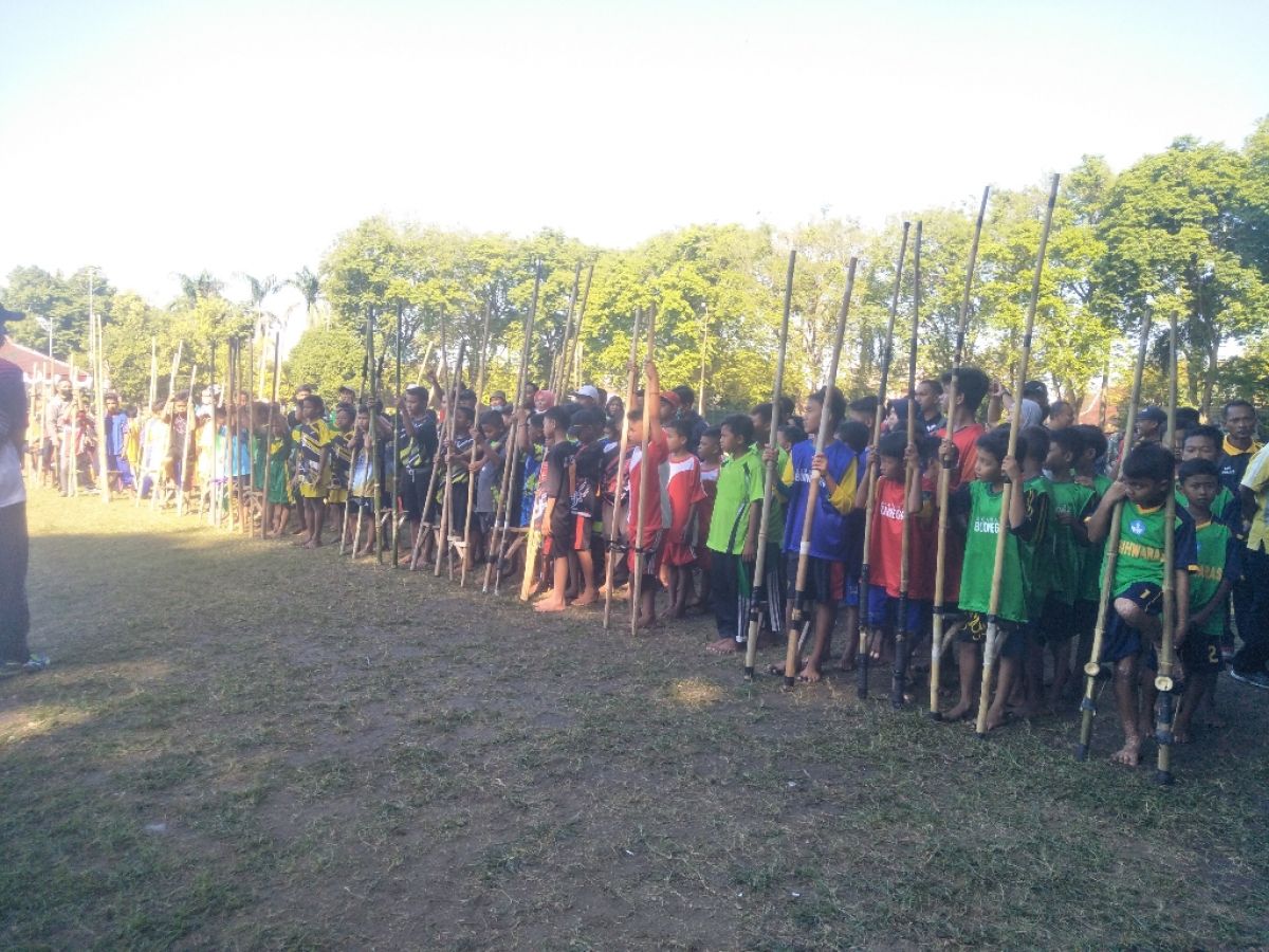Suasana riuh peserta lomba balap egrang SD se-Kabupaten Bojonegoro. (Foto: Misbahul Munir/jatimnow.com)
