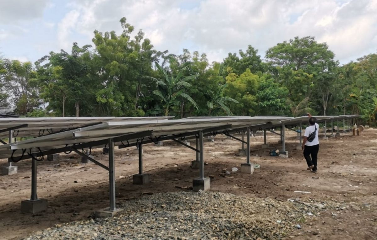 Pekerja pembangunan PLTS di Gili Timur saat memasang panel (Foto: Sahlul Fahmi/jatimnow.com)