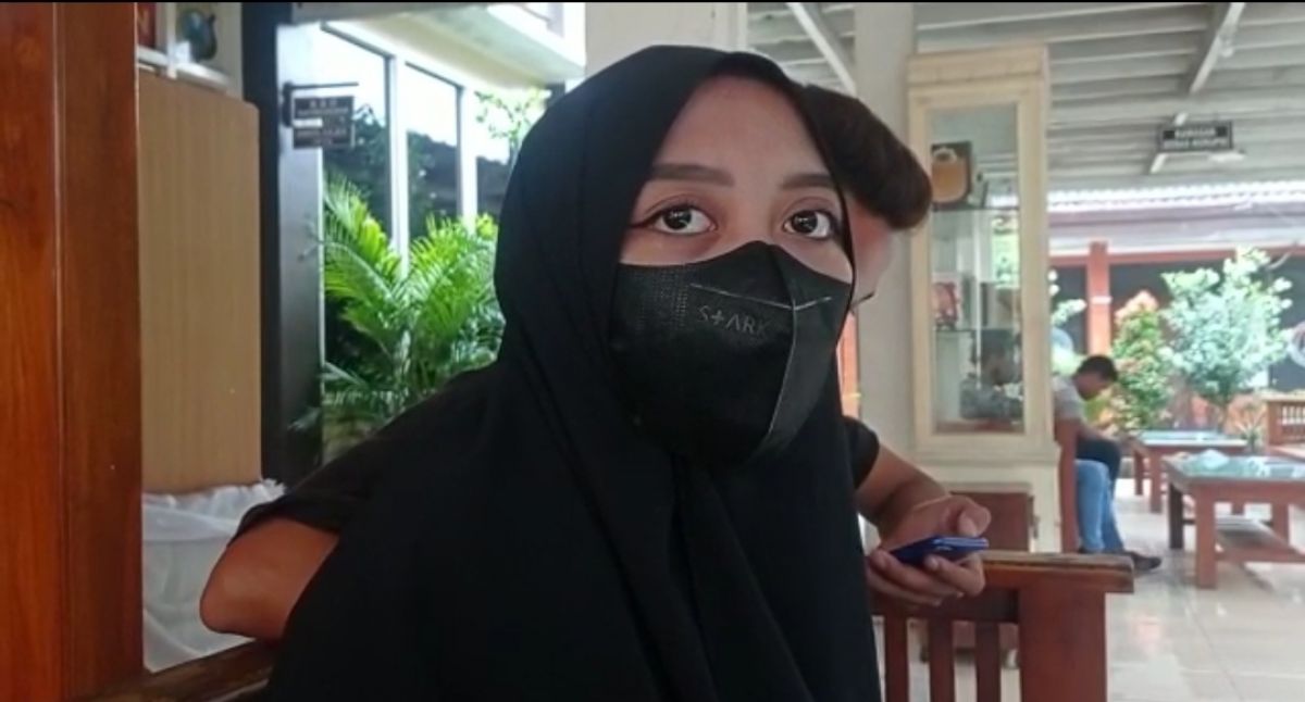 P, siswi SMP di Lamongan saat melapor ke Unit PPA Sat Reskrim Polres Lamongan. (Foto : Adyad Ammy Iffansah/jatimnow.com)