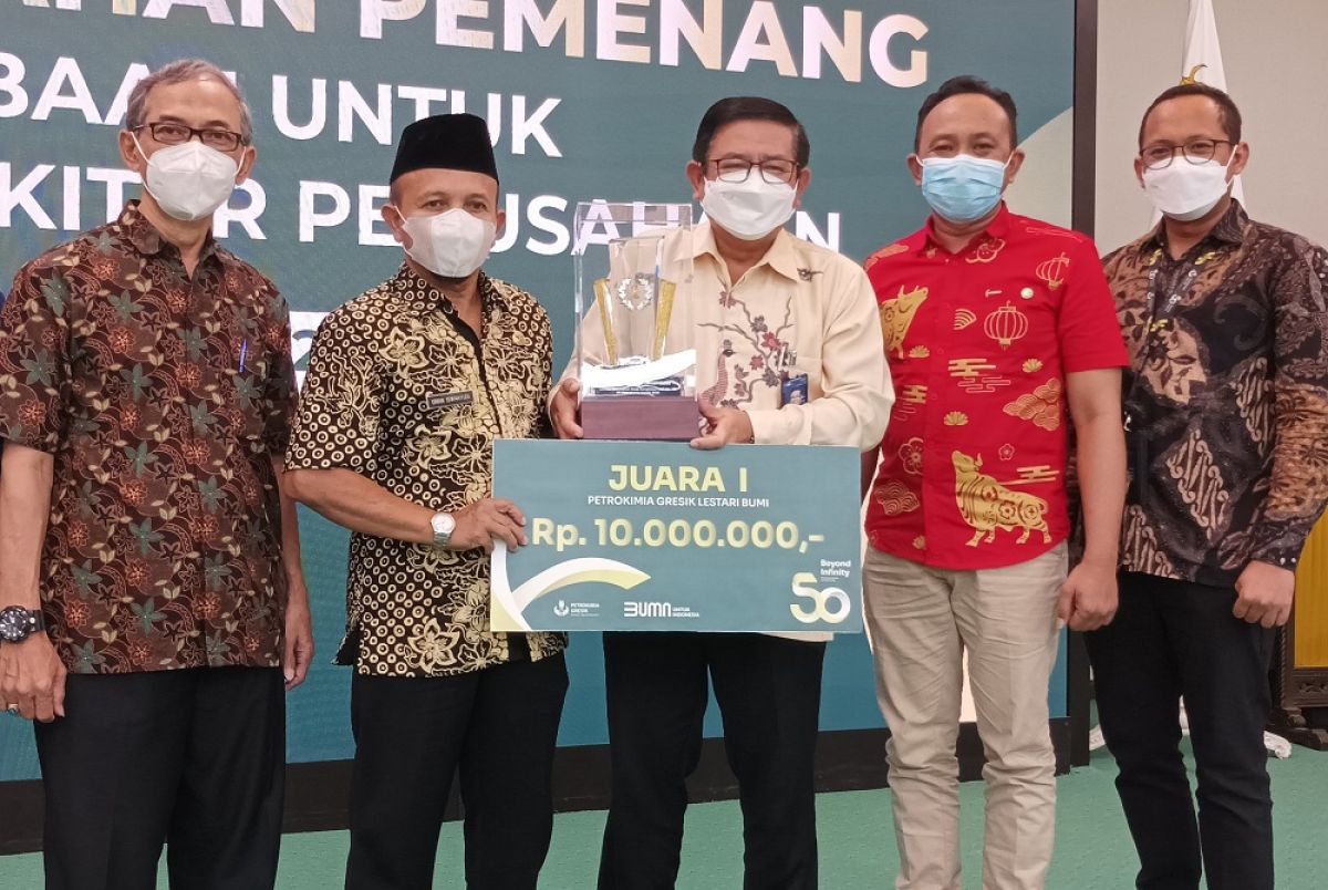 Dirut PT Petrokimia Gresik Dwi Satriyo Annurogo saat memberikan penghargaan Juara 1 Lomba Petrokimia Gresik Lestari. (Foto: Sahlul Fahmi/jatimnow.com)