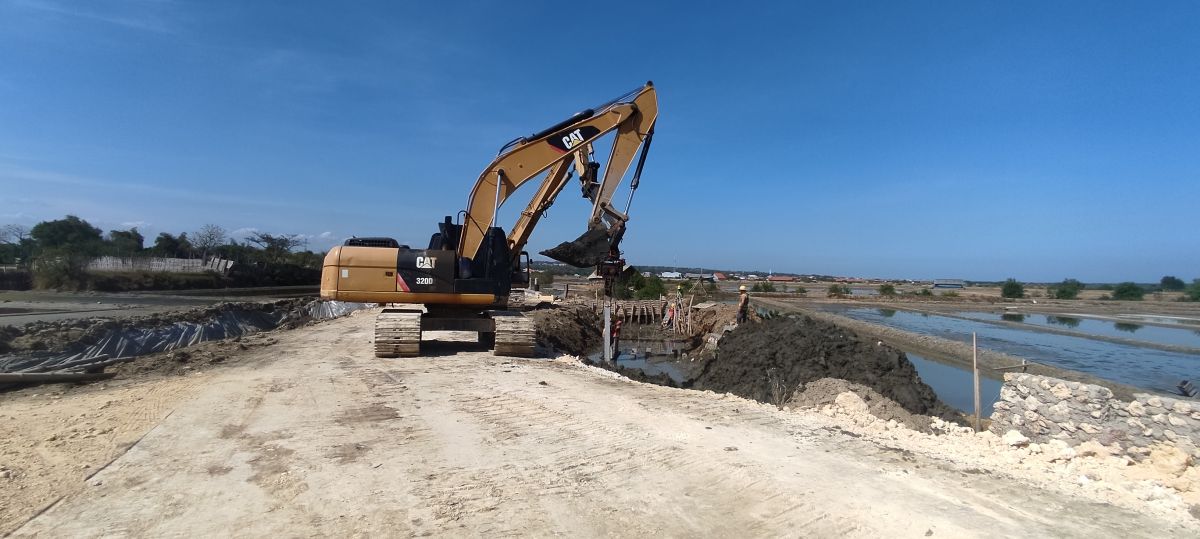 Jalan Lingkar Selatan tengah dikerjakan di Kelurahan Polagan, Sampang, Minggu (7/8/2022) - (Foto: Fathor Rahman/jatimnow.com)