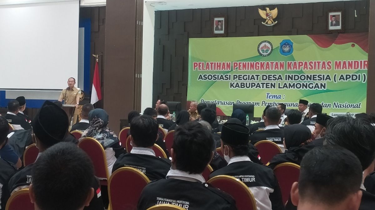 Bupati Lamongan saat memberi sambutan di pelatihan peningkatan kapasitas mandiri pegiat desa di Lamongan gedung Pemkab Lamongan. (Foto: Adyad Ammy Iffansah/jatimnow.com)