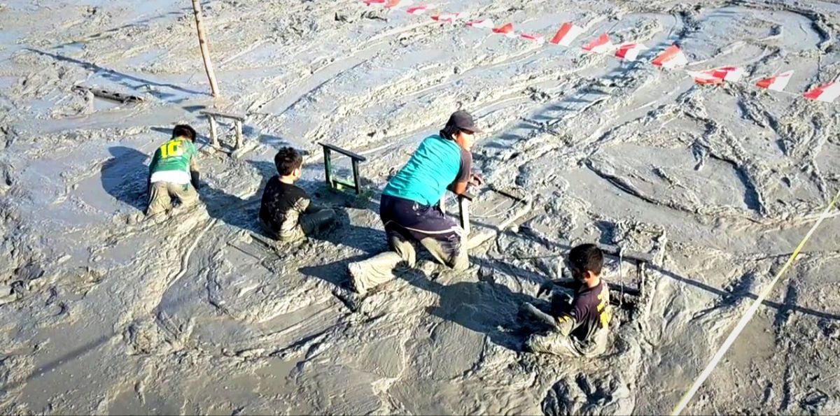 Lomba ski lumpur di Desa Karangkiring, Kecamatan Kebomas, Kabupaten Gresik (Foto: Dokumentasi panitia lomba)