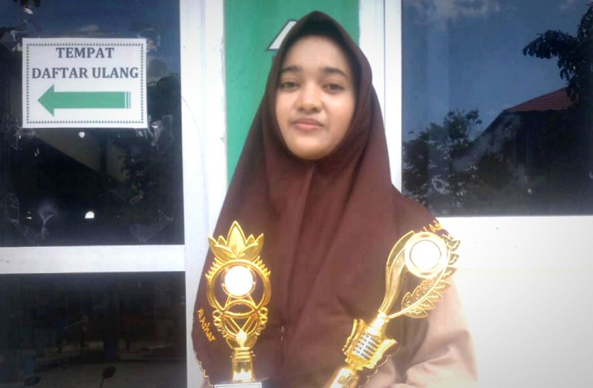 Putri Karunia Ramadhani, siswi peneliti biji nangka sebagai bahan baku tempe. (Foto: Dok SMA Al-Azhar, Gresik/jatimnow.com)