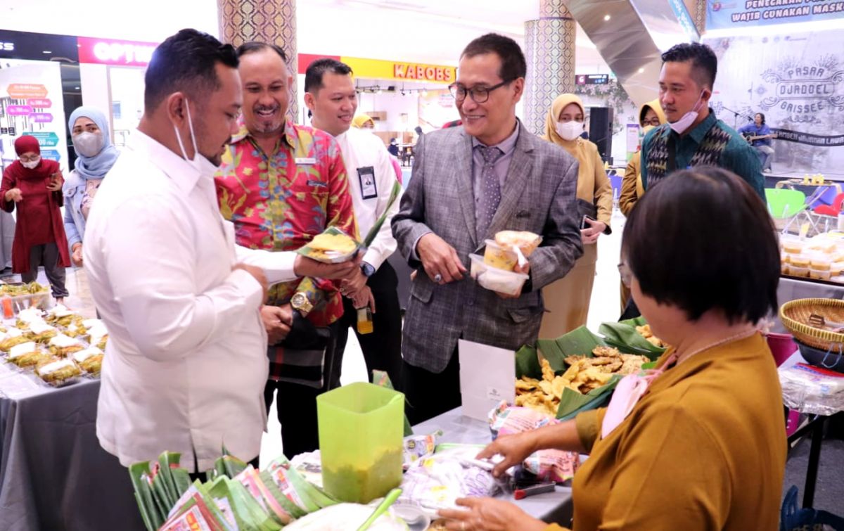 Bupati Gresik Fandi Akhmad Yani (kiri) saat menikmati salah satu jajanan tradisional (Foto: Humas Pemkab Gresik)