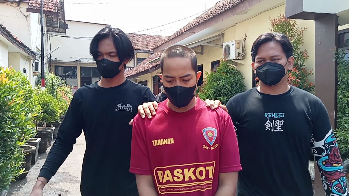 Pembunuh nelayan digiring anggota Satreskrim Polres Pasuruan Kota (Foto-foto: Moch Rois/jatimnow.com)