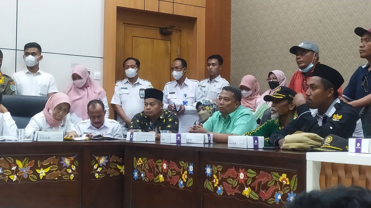 Komisi B DPRD Lamongan saat audiensi mendampingi petambak dengan Pemkab Lamongan. (Foto : Adyad Ammy Iffansah/jatimnow.com)