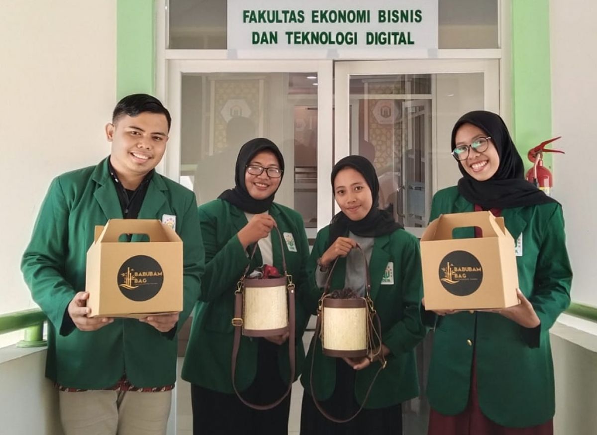 Empat mahasiswa Unusa menunjukkan Babubam Bag yang memperoleh dana PKM Kemendikbud-Ristekdikti (Foto: Kesar for jatimnow.com)