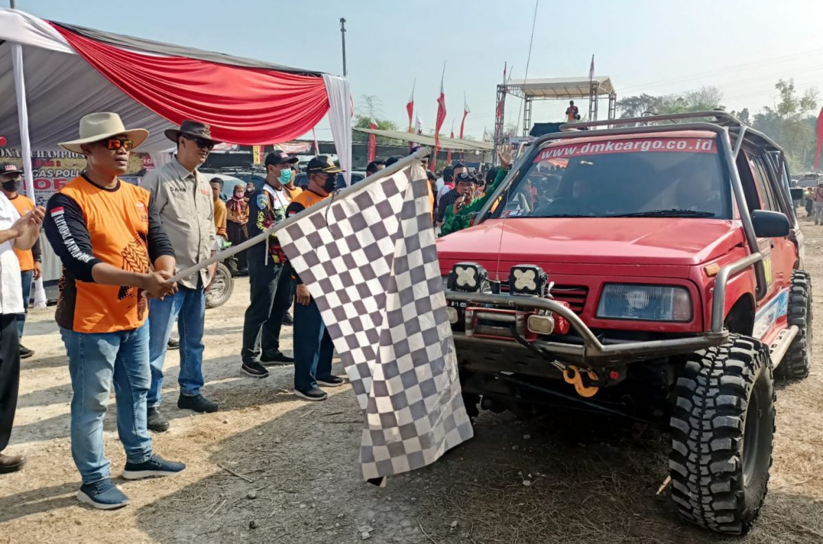 Ketua Gresik Off Road Community Zainudin Fuad saat melepas peserta IOF Seri 3 (Foto: Sahlul Fahmi/jatimnow.com)