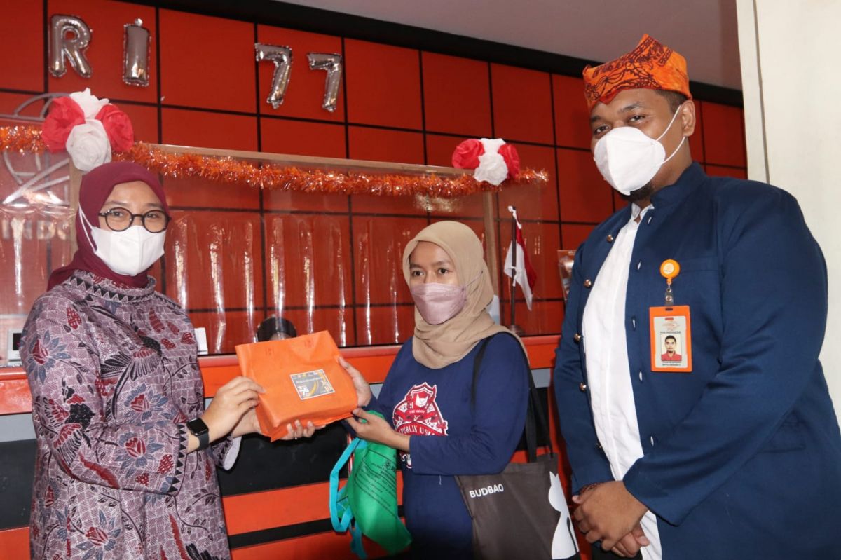 Bupati Banyuwangi Ipuk Fiestiandani saat meninjau program ongkir gratis di Kantor PT Pos, Banyuwangi.(Foto: Humas Pemkab Bayuwangi)