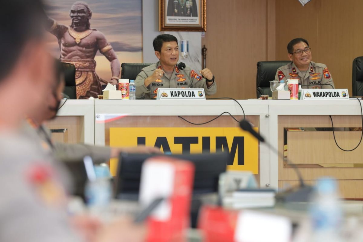 Kapolda Jatim Irjen Pol Nico Afinta saat mengecek kesiapan malam puncak Gebyar Nusantara Gemilang Jawa Timur 2022 melalui rapat kordinasi.(foto: Humas Polda Jatim/jatimnow.com)