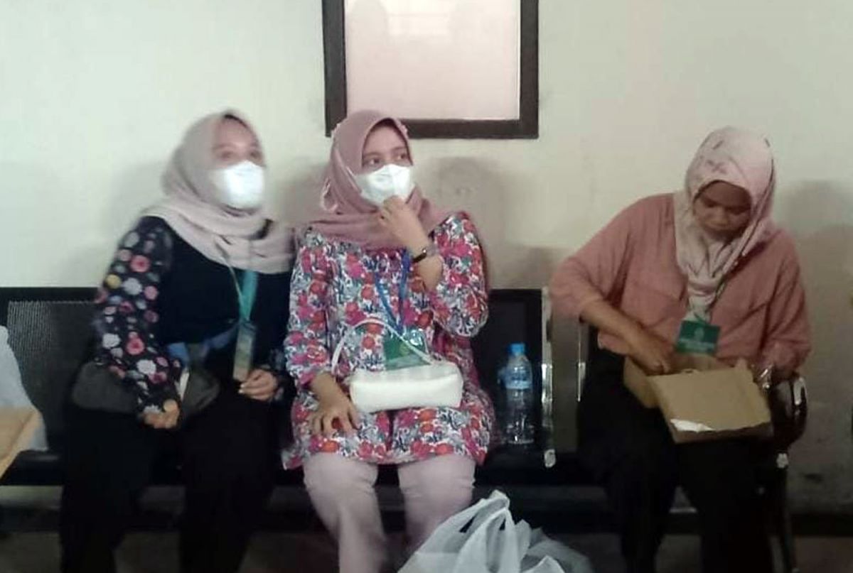 Istri Mas Bechi (tengah), saat berada di Pengadilan Negeri Surabaya (Foto: Zain Ahmad/jatimnow.com)