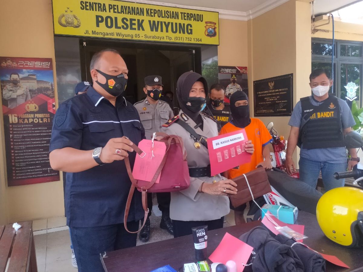 HR, tersangka jambret saat diamankan di Mapolsek Wiyung bersama barang bukti. (Foto: Zain Ahmad/jatimnow.com).