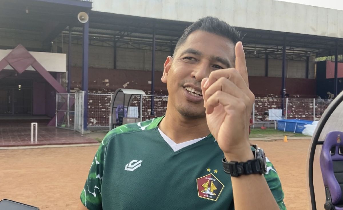 Pelatih Caretaker Persik Kediri Jan Saragih. (Foto: Yanuar Dedy/jatimnow.com)