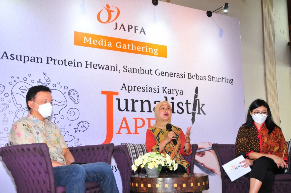 Prof. Dr. drg. Sandra Fikawati (tengah) saat pemaparan dalam acara edukasi pencegahan stunting persembahan PT Japfa Comfeed Indonesia Tbk (JAPFA) di Surabaya. (Foto: Zain Ahmad/jatimnow.com)