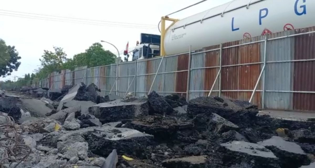 Pengelupasan aspal pada Jembatan Ngaglik 1 Lamongan. (Foto: Adyad Ammy Iffansah/jatimnow.com)