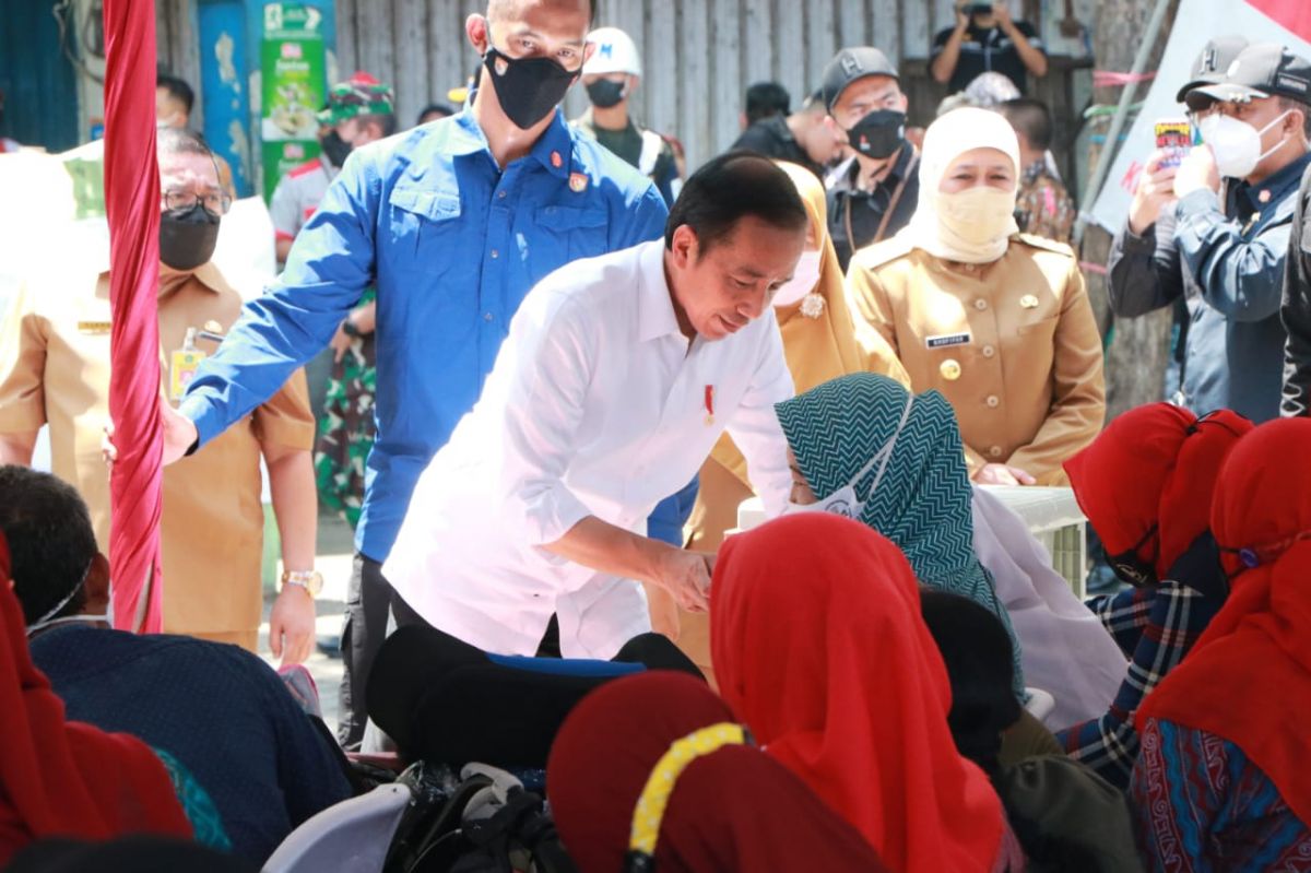 Presiden RI Joko Widodo saat menyerahkan sertifikat di Sidoarjo.(Foto: Humas Jatim for jatimnow.com)