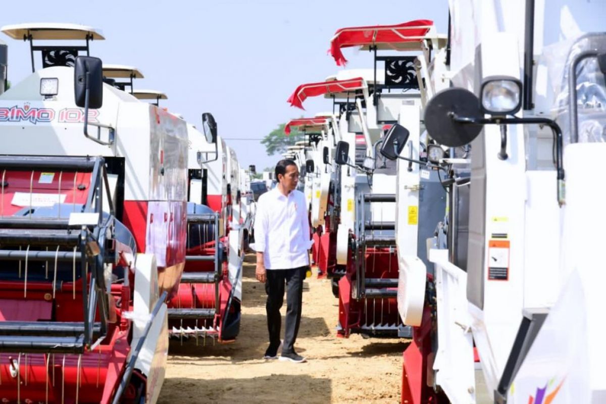 Presiden Jokowi meninjau alat dan mesin pertanian (alsintan) dan menyerahkan secara simbolis Taksi Alsintan kepada perwakilan kelompok tani, Kabupaten Gresik.(Foto:Biro Pers Sekretariat Presiden)