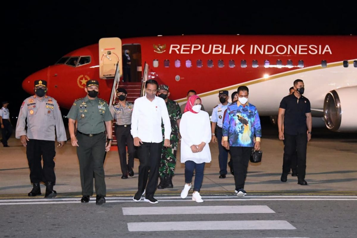 Presiden Jokowi dan Ibu Iriana tiba di Bandara Internasional Sentani, Jayapura, Papua, Selasa (30/08/2022) malam.(Foto: BPMI Setpres/Lukas)