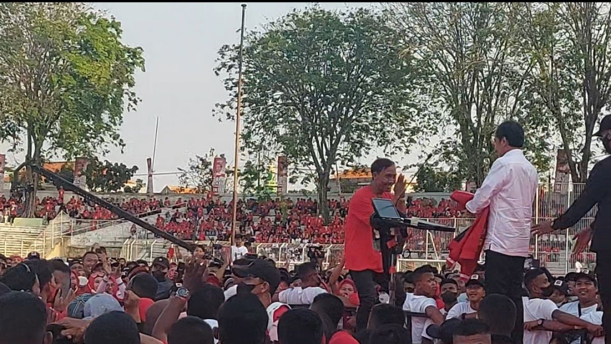 Presiden Joko Widodo memberikan jaket yang dikenakannya kepada Syaiful, driver ojol di Surabaya. (Foto: Ni'am Kurniawan/jatimnow.com)