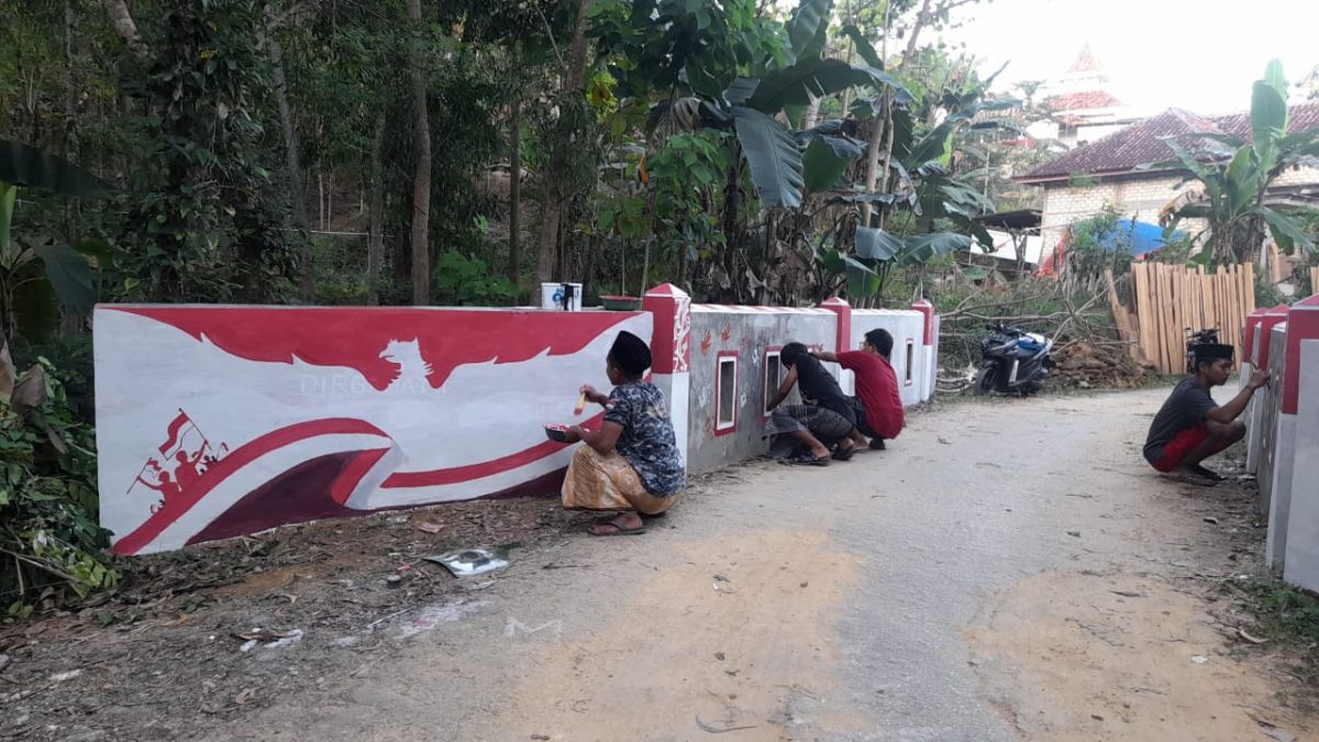 Warga Desa Pekamban Daya, bahu-membahu menyemarakkan peringatan kemerdekaan dengan menghias kampung. (Foto: Rifki for jatimnow.com)