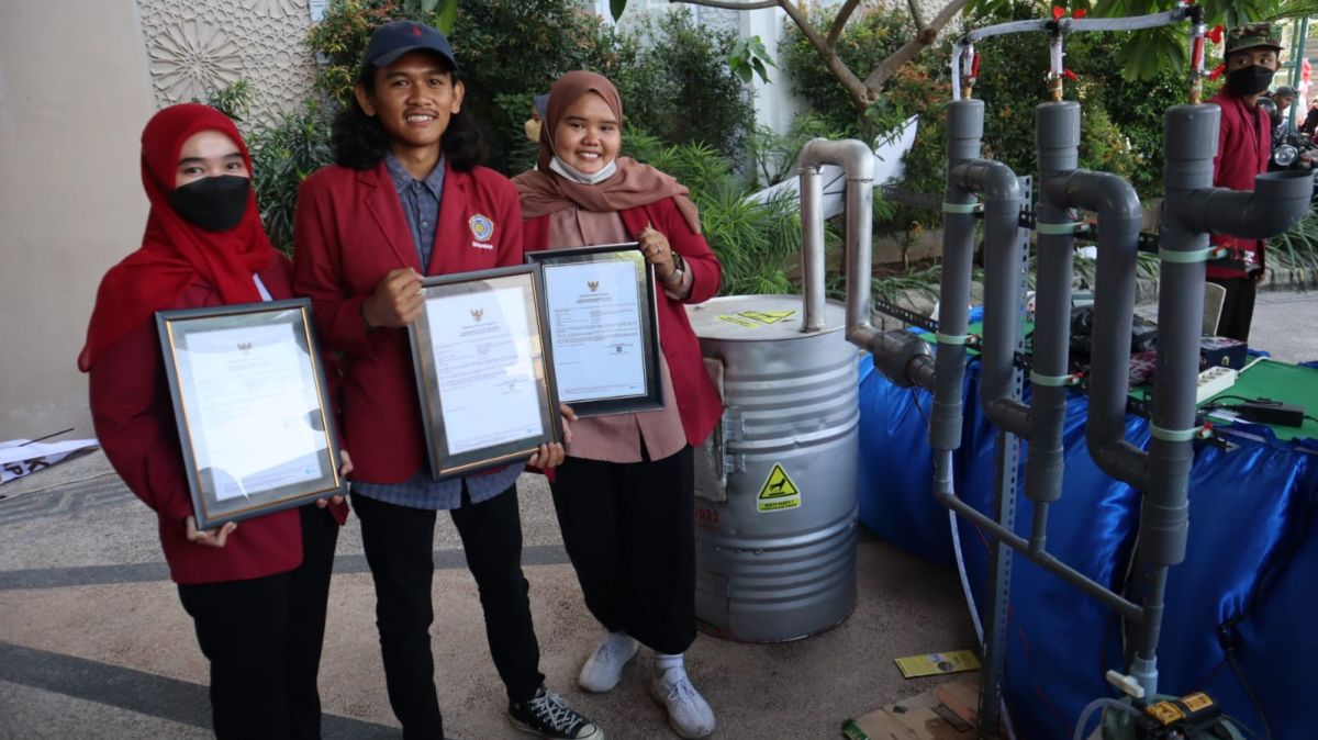 Inovasi mahasiswa UM Surabaya yang dihasilkan selama mengikuti KKN dipamerkan di Community Service Innovation Expo 2022.(Foto: Fahrizal/jatimnow.com)