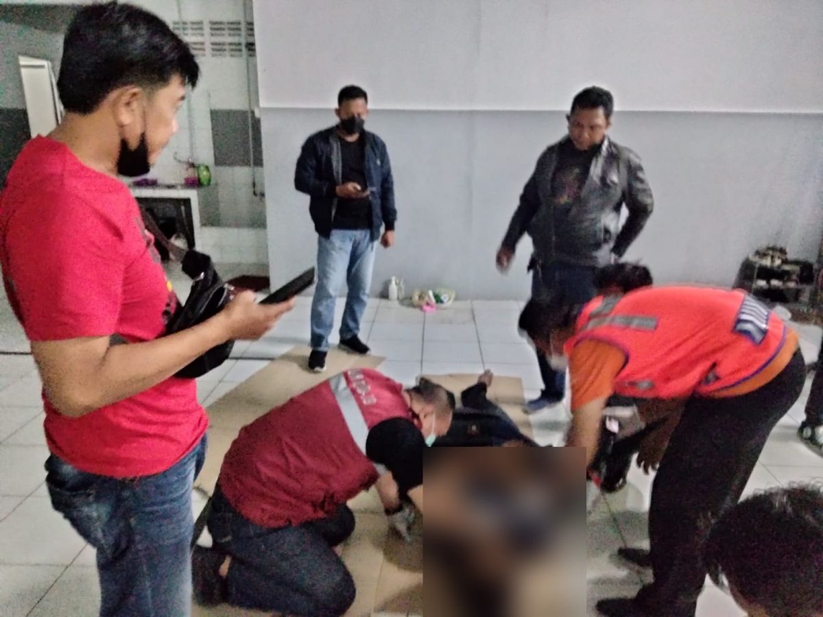 Polisi melakukan olah TKP gantung diri. (Foto: jatimnow.com)
