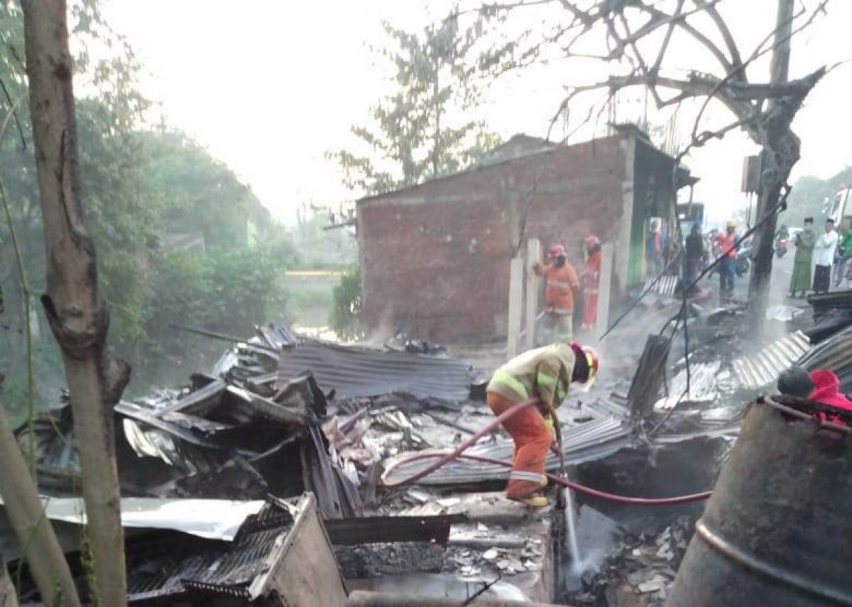Kebakaran di Jalan Raya Kedungturi, Sidoarjo.(Foto: Damkar Sidoarjo for jatimnow.com)