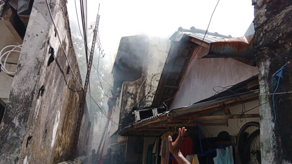 Rumah 2 Lantai di Ngagel Timur Surabaya Terbakar, 12 Mobil Pemadam Dikerahkan