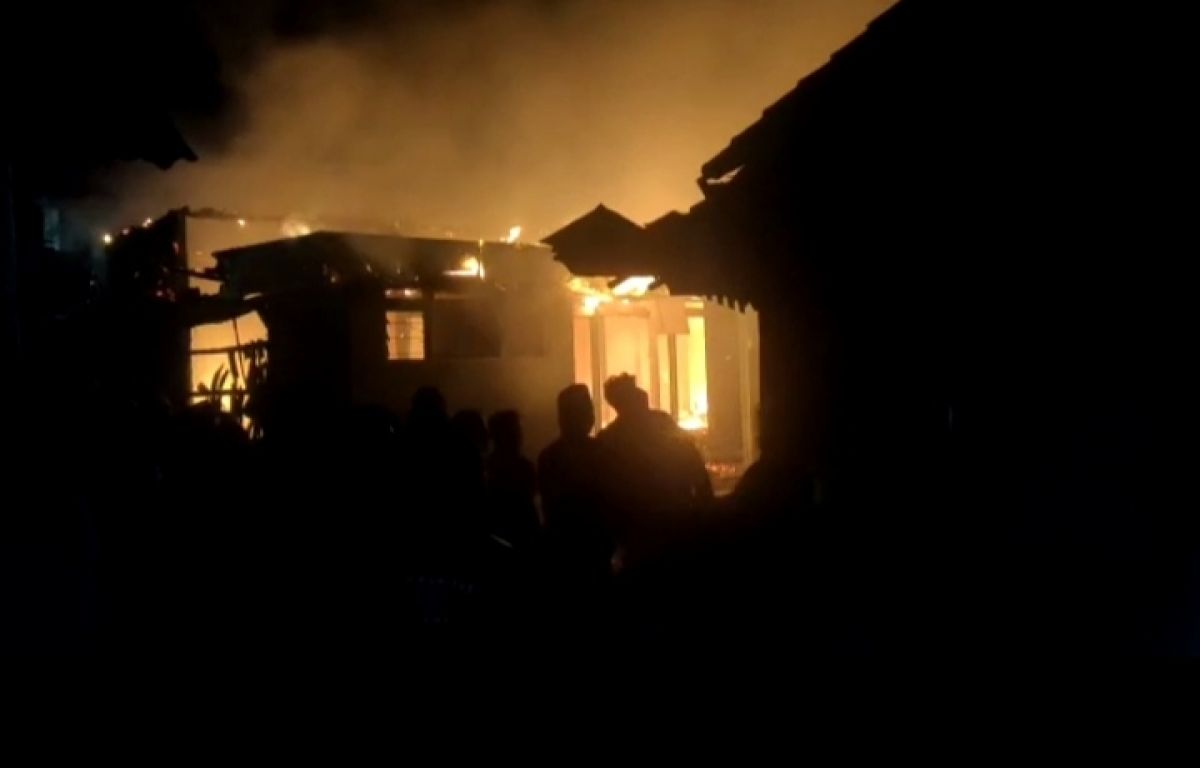 Dua rumah di Kelurahan Polagan, Sampang, habis terbakar, Jumat (05/08/2022) dini hari.(Foto: Rossi for jatimnow.com)
