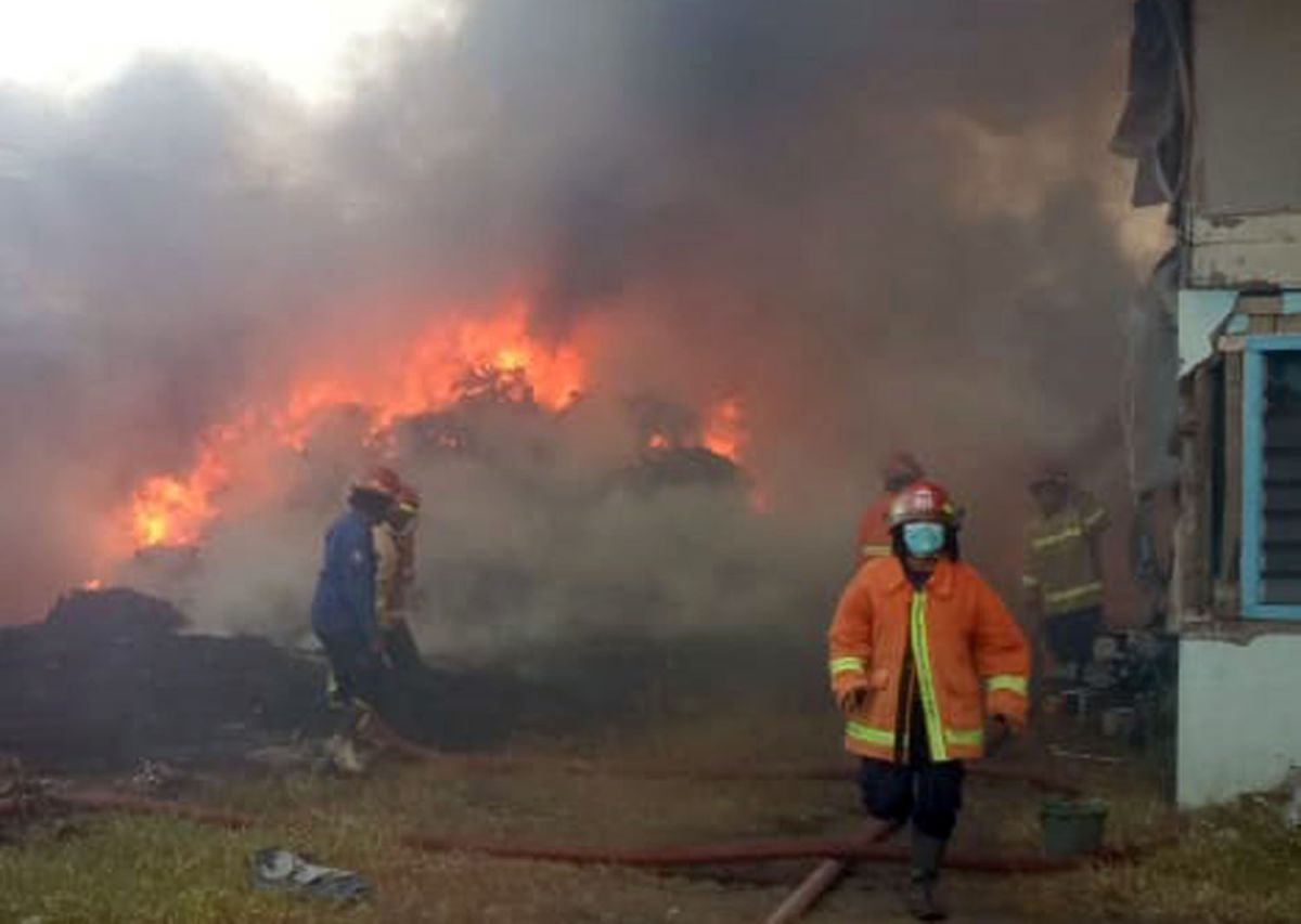 Gudang plastik di Taman, Sidoarjo yang terbakar (Foto: Petugas Damkar Sidoarjo for jatimnow.com)