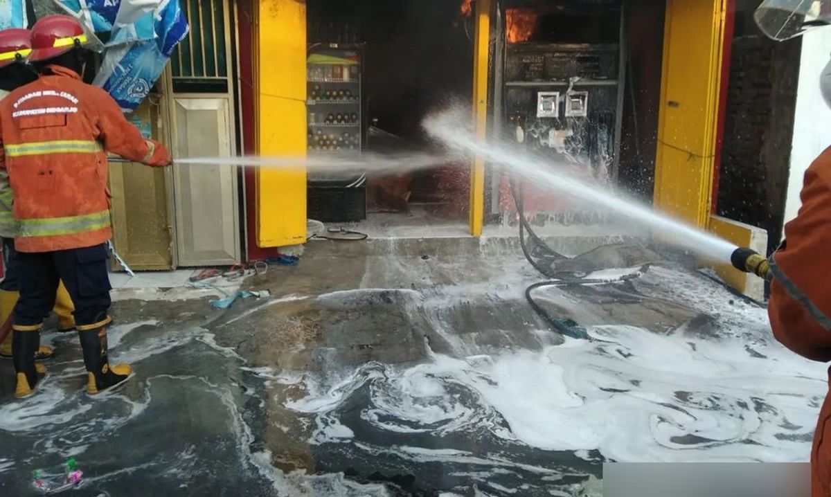 Kebakaran pom mini di Waru, Sidoarjo pada Minggu (31/7/2022) - (Foto: Polsek Waru for jatimnow.com)