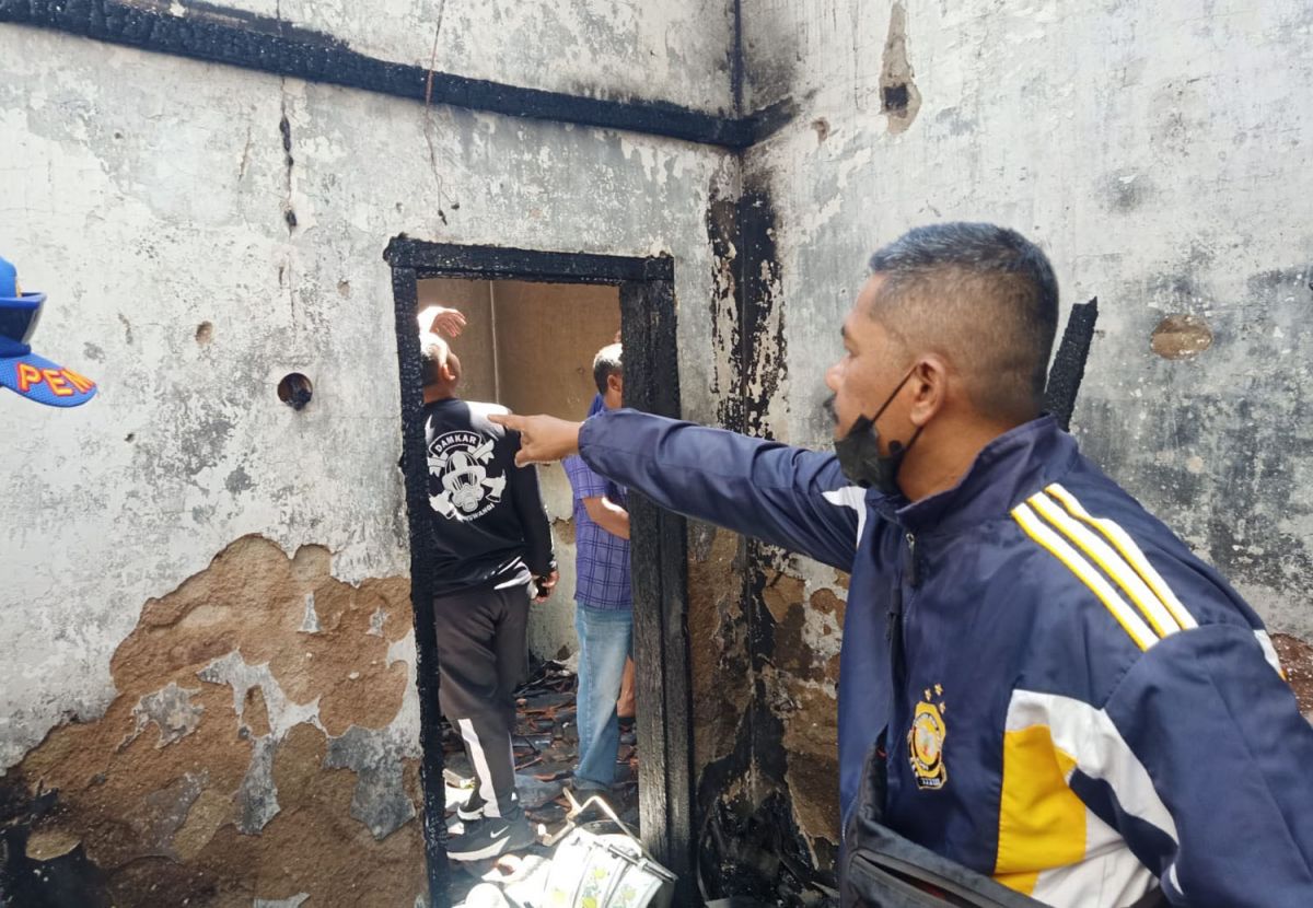 Rumah di Banyuwangi yang terbakar (Foto: Humas Polsek Kalibaru)