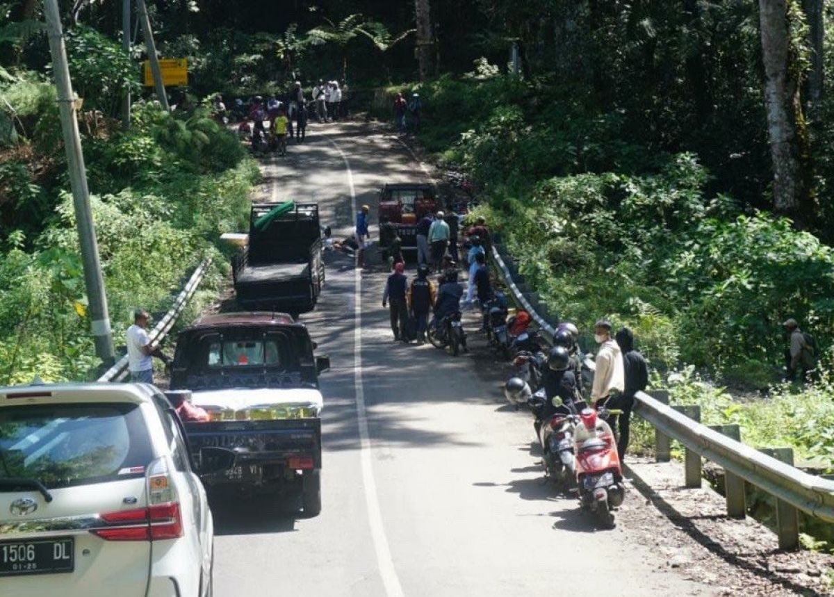 Pikap yang memuat rombongan pembalap sepeda mengalami kecelakaan di jalur Ijen. (Foto: Polsek Licin/jatimnow.com)